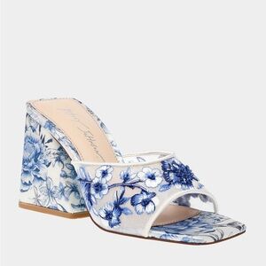 ❌SOLD❗️Betsey Johnson Roo Blue Floral Slip-On Heel